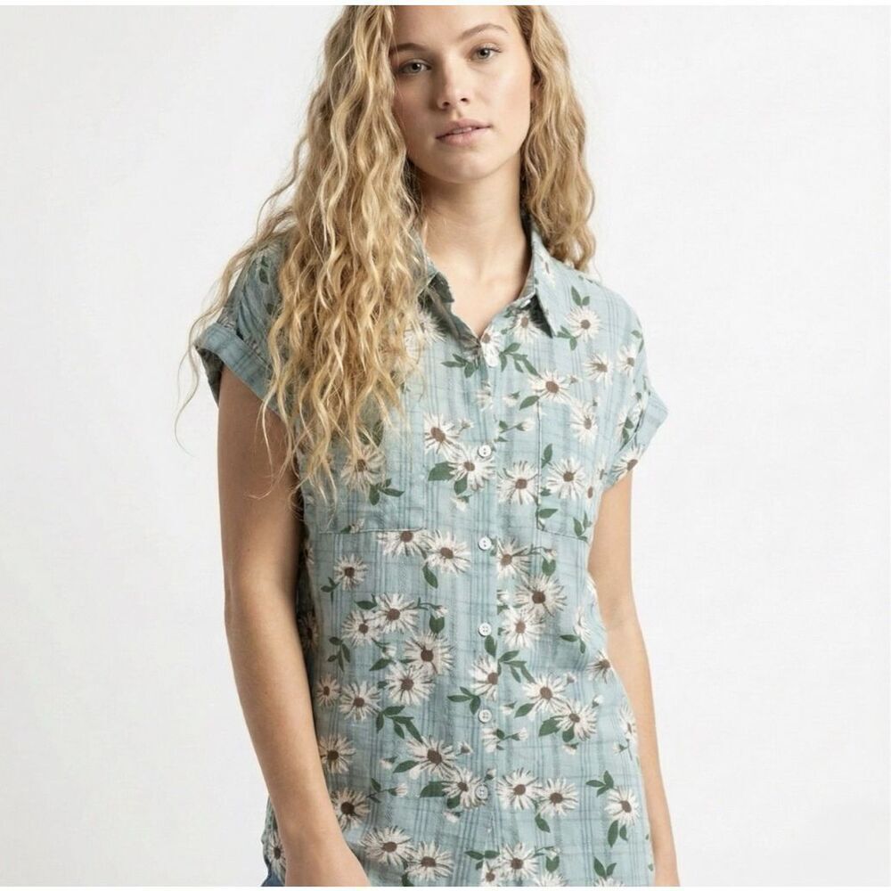 NWT POL Blue Daisy Floral Button Down Top Small Short Sleeve Boho Blouse